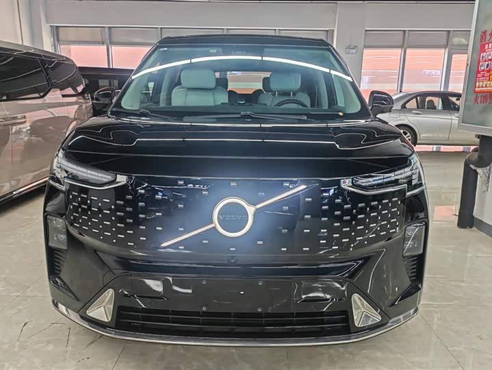 Фото 2 - Volvo EM90