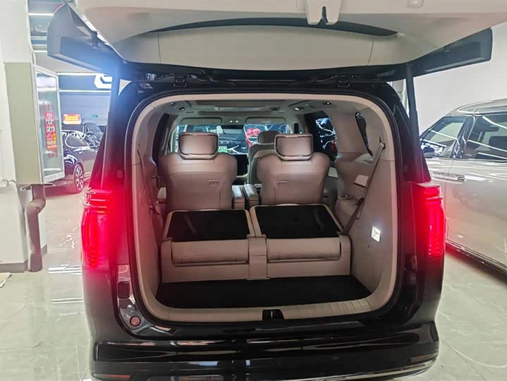 Фото 4 - Volvo EM90