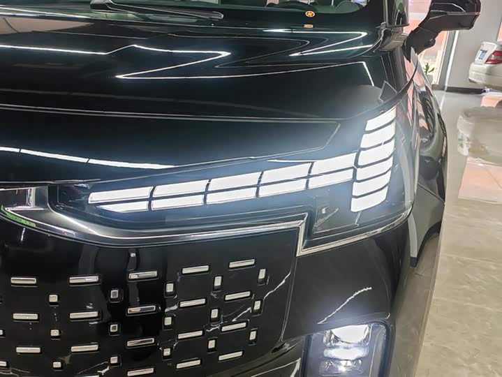 Фото 5 - Volvo EM90