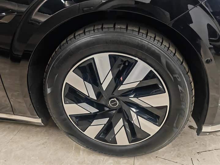 Фото 6 - Volvo EM90