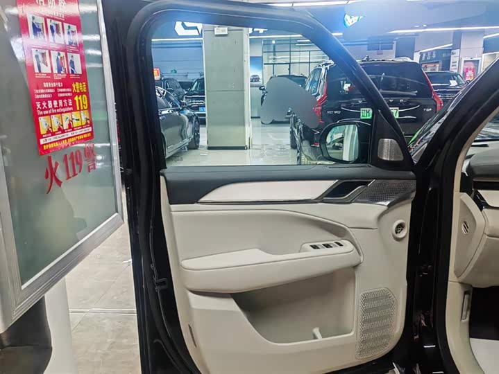 Фото 7 - Volvo EM90