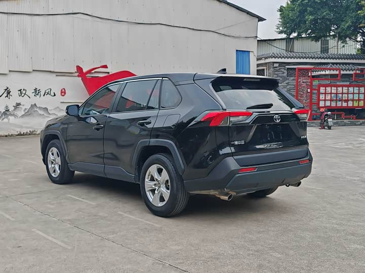 Фото 3 - Toyota RAV4