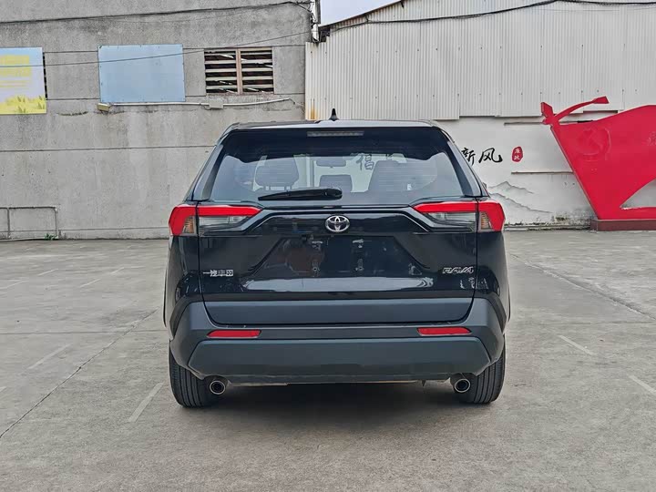 Фото 4 - Toyota RAV4