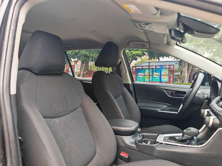 Фото 8 - Toyota RAV4