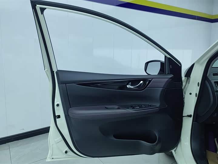 Фото 7 - Nissan Tiida