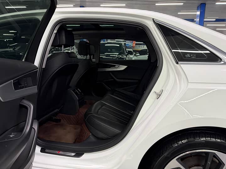 Фото 8 - Audi A4L