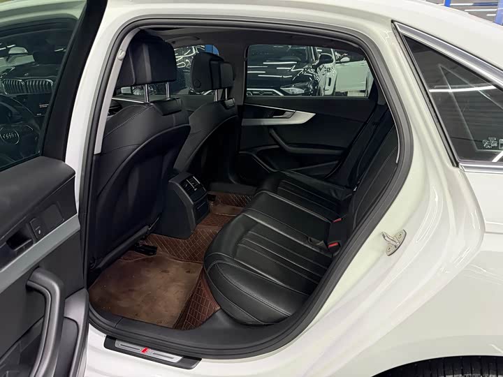 Фото 9 - Audi A4L