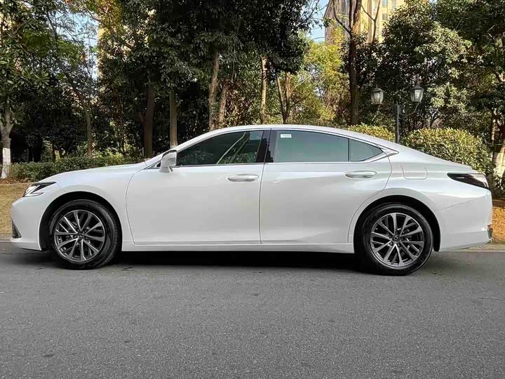Фото 3 - Lexus ES