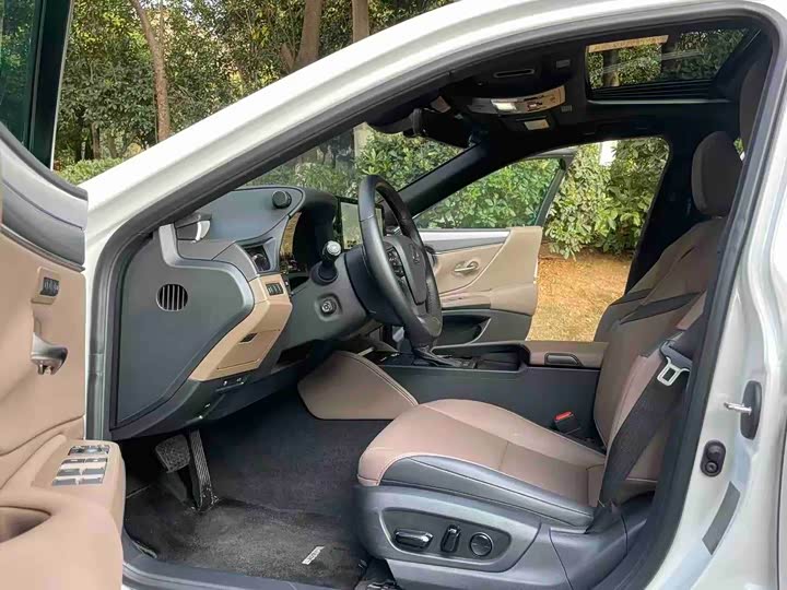 Фото 4 - Lexus ES