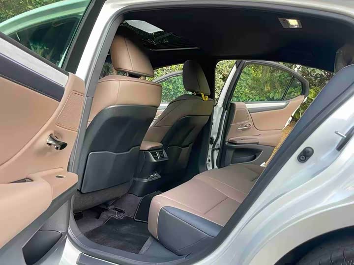 Фото 5 - Lexus ES