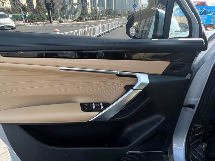 Фото 8 - Geely Atlas L