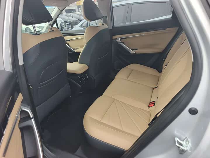 Фото 4 - Geely Atlas L