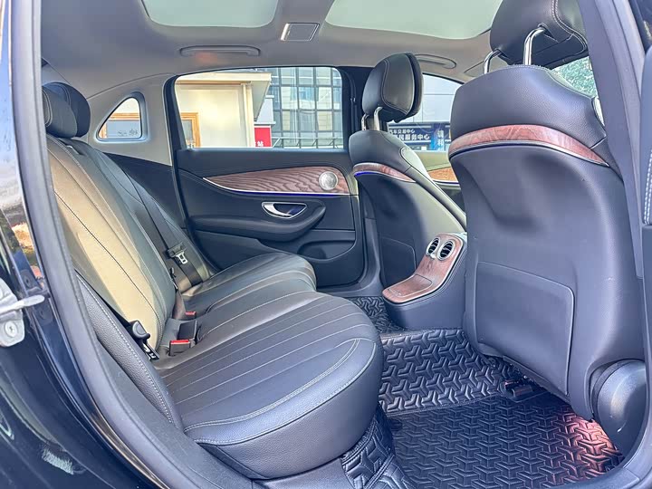 Фото 7 - Mercedes-Benz E-Class