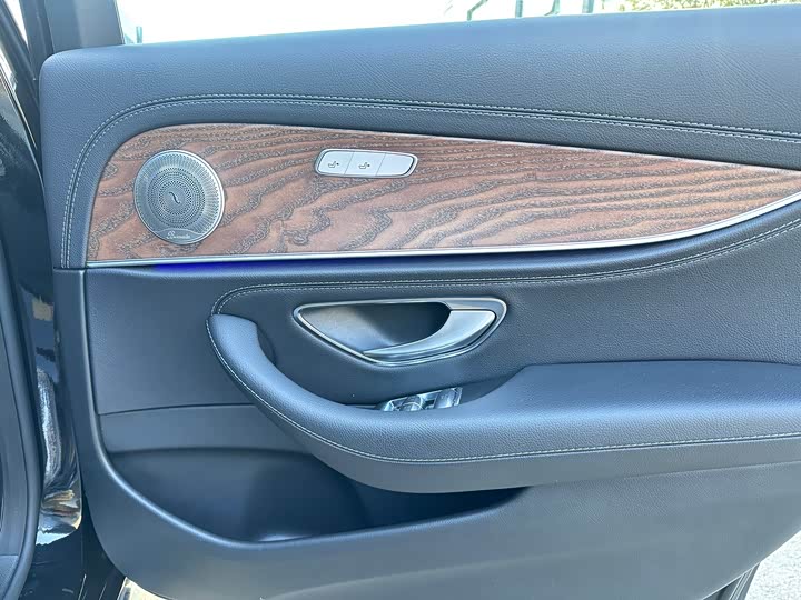 Фото 9 - Mercedes-Benz E-Class