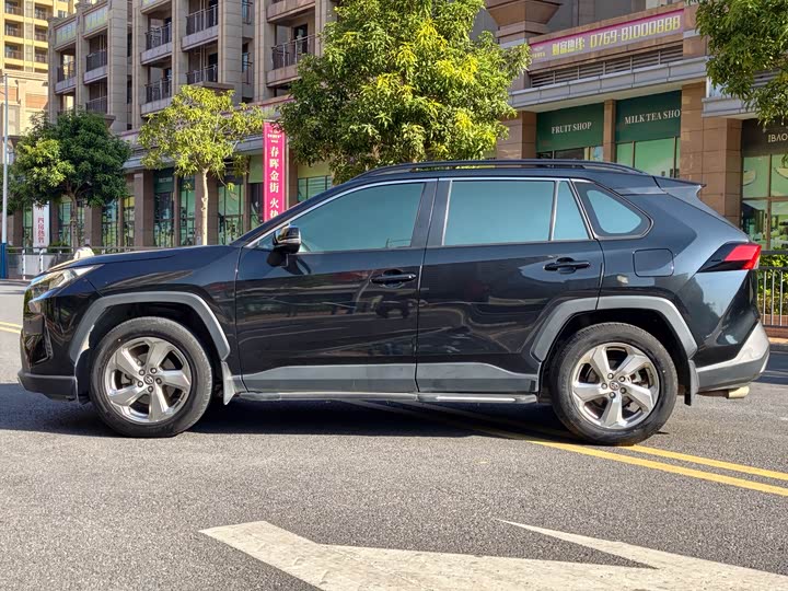 Фото 8 - Toyota RAV4