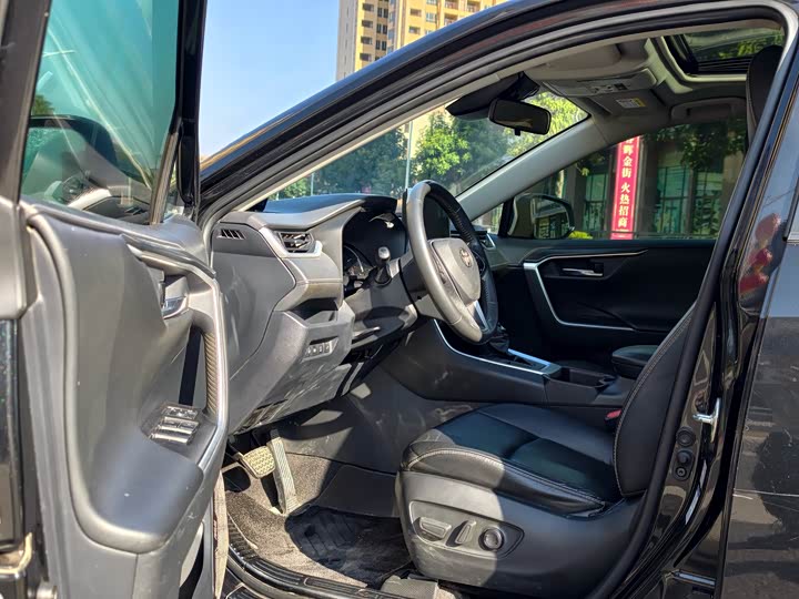 Фото 9 - Toyota RAV4