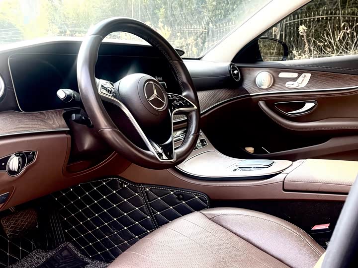 Фото 5 - Mercedes-Benz E-Class