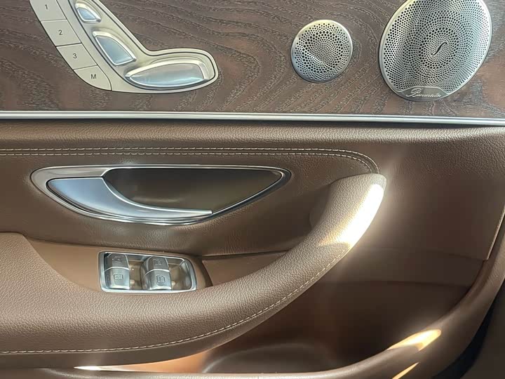 Фото 9 - Mercedes-Benz E-Class