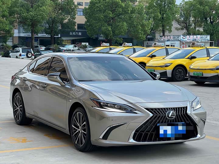 Фото 1 - Lexus ES