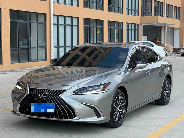 Фото 3 - Lexus ES