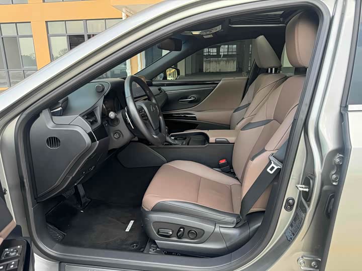 Фото 4 - Lexus ES