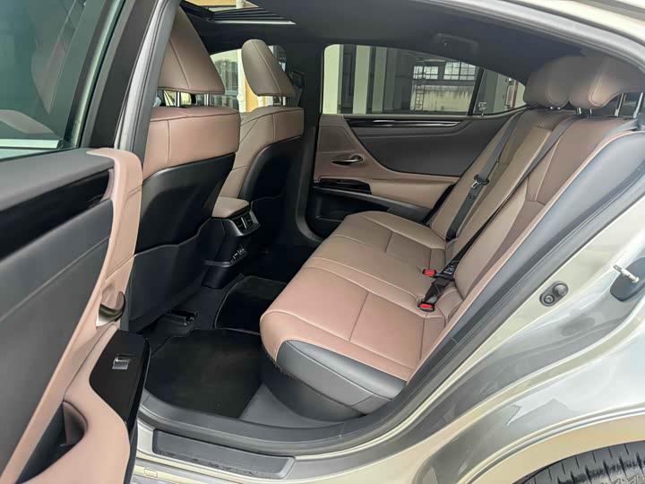 Фото 5 - Lexus ES