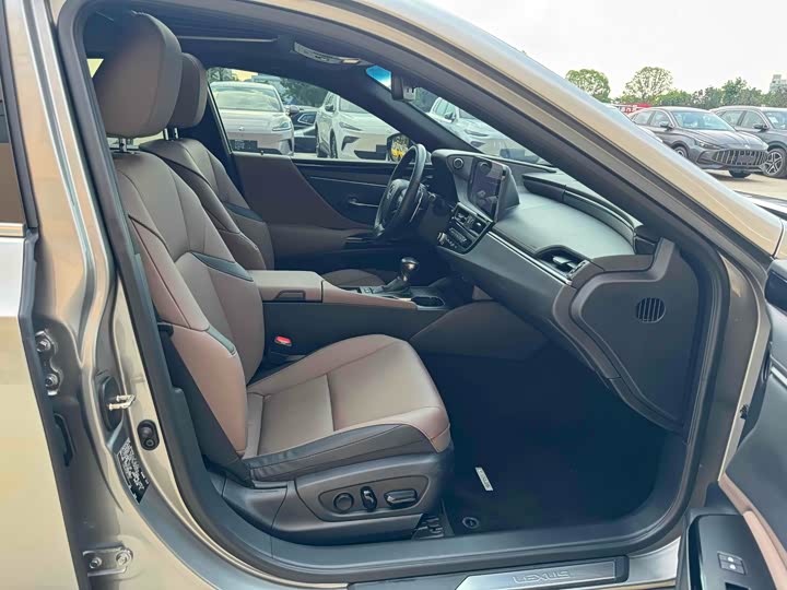 Фото 7 - Lexus ES