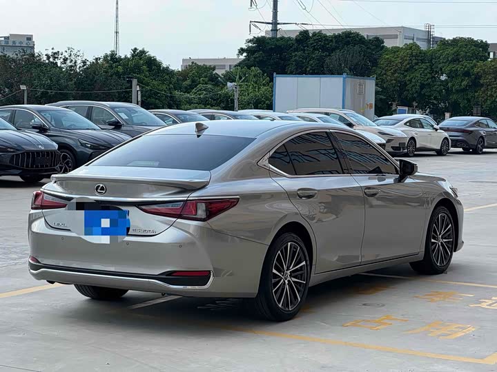 Фото 8 - Lexus ES