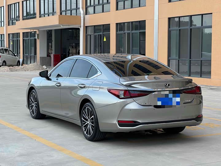 Фото 9 - Lexus ES