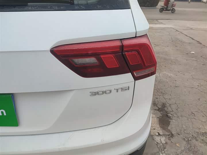 Фото 8 - Volkswagen Tiguan L Pro