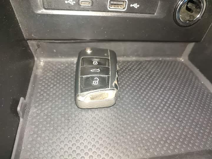 Фото 9 - Volkswagen Tiguan L Pro