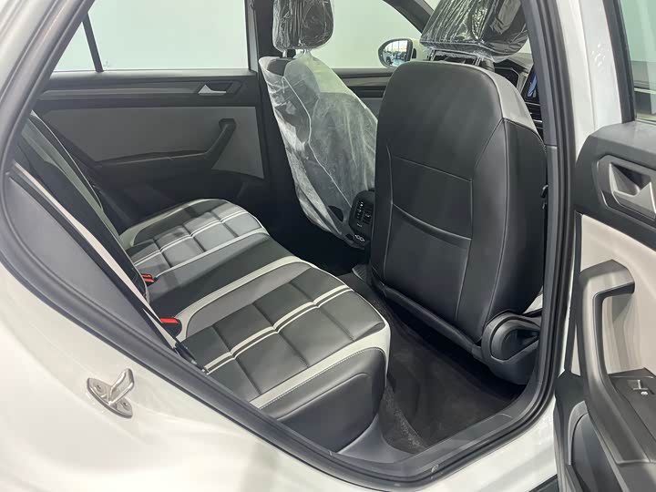 Фото 8 - Volkswagen T-Roc