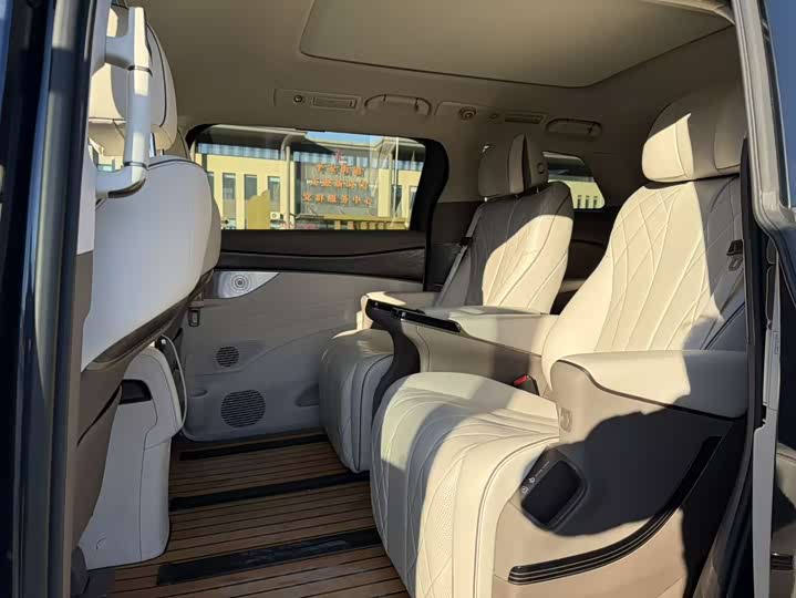 Фото 9 - Denza D9