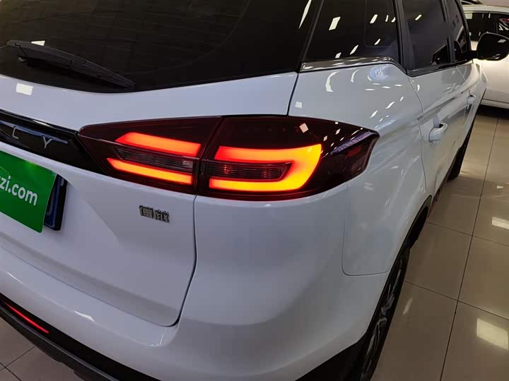 Фото 8 - Geely Atlas