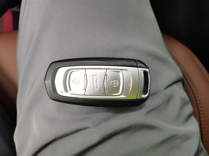 Фото 9 - Geely Atlas