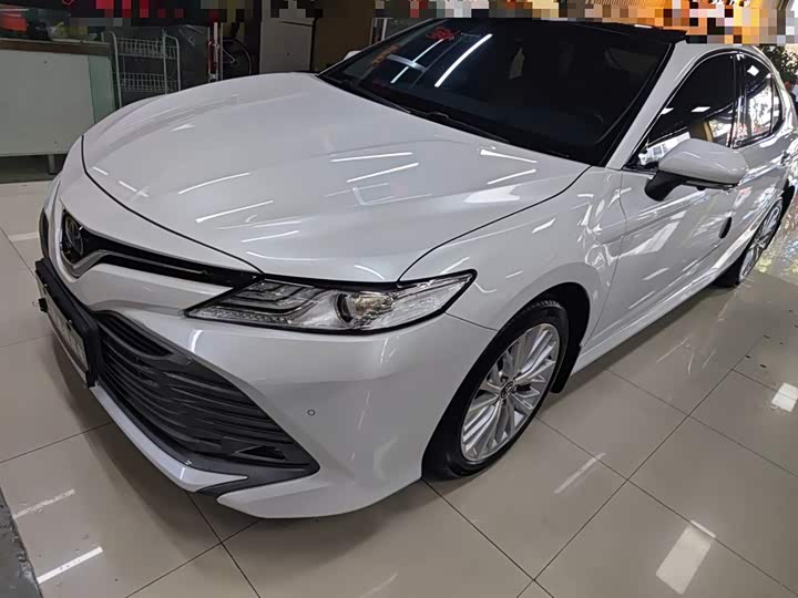 Фото 2 - Toyota Camry