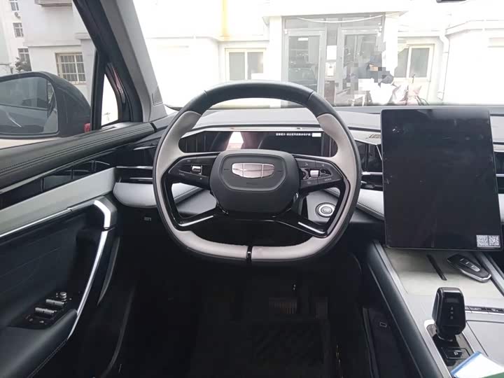 Фото 3 - Geely Atlas L