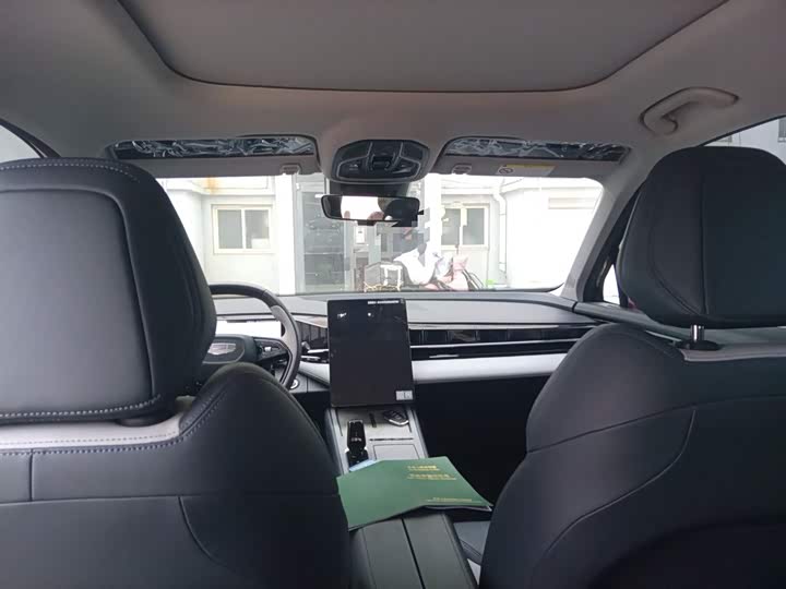 Фото 9 - Geely Atlas L