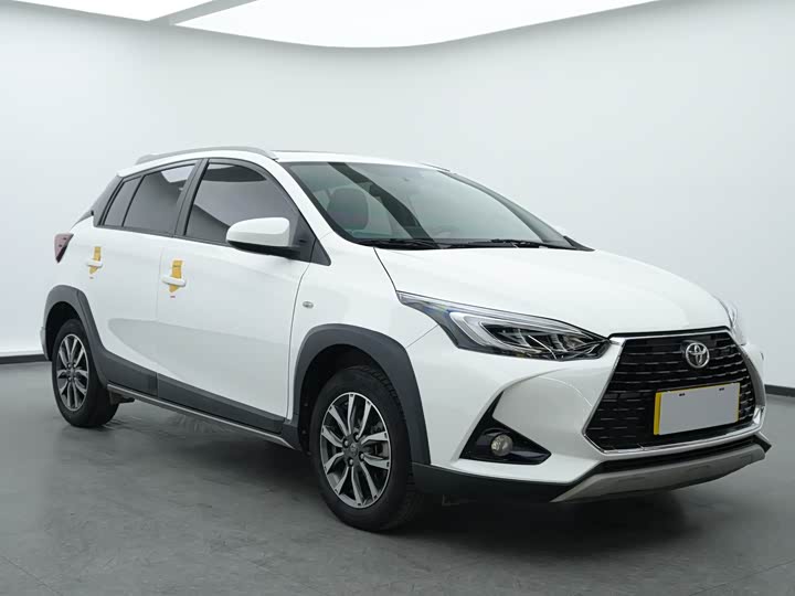 Фото 3 - Toyota Yaris L Hatchback