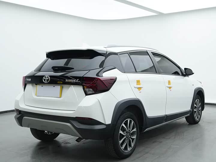 Фото 4 - Toyota Yaris L Hatchback