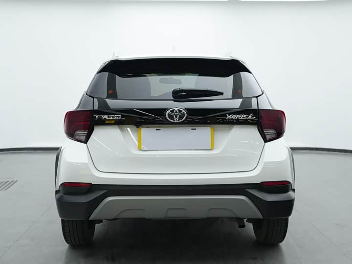 Фото 5 - Toyota Yaris L Hatchback