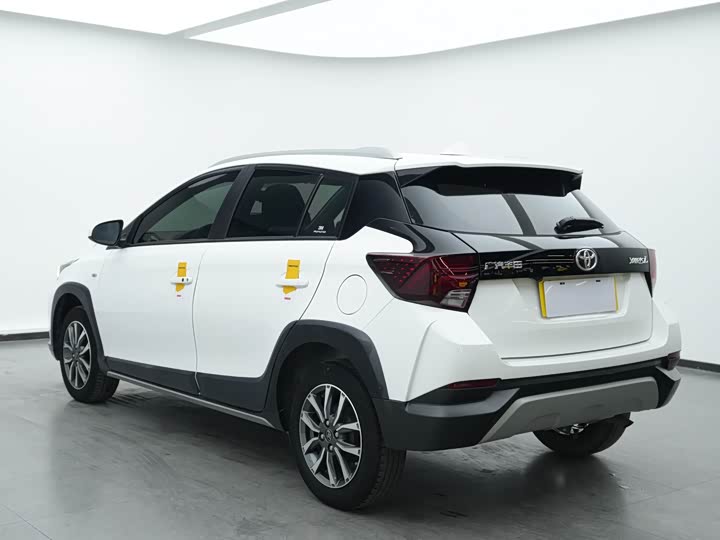 Фото 6 - Toyota Yaris L Hatchback