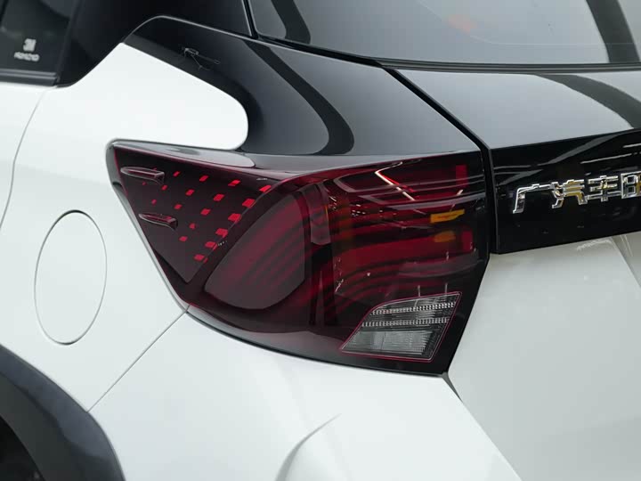 Фото 8 - Toyota Yaris L Hatchback