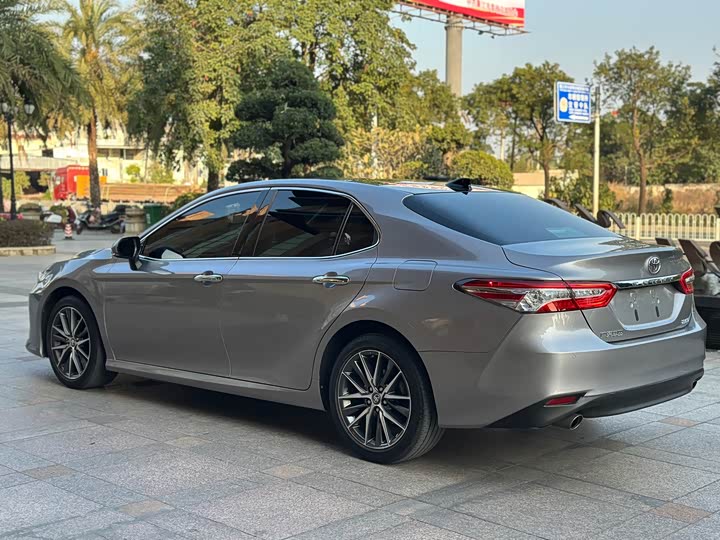 Фото 5 - Toyota Camry