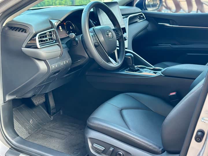 Фото 6 - Toyota Camry