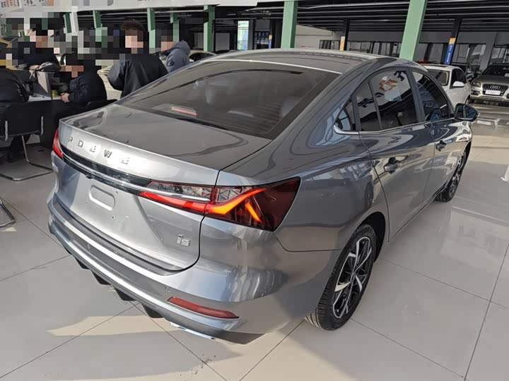 Фото 7 - Roewe i5