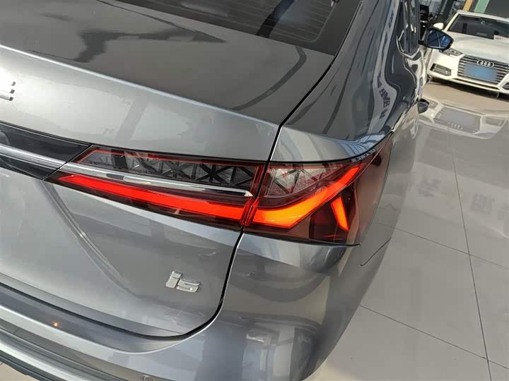 Фото 8 - Roewe i5