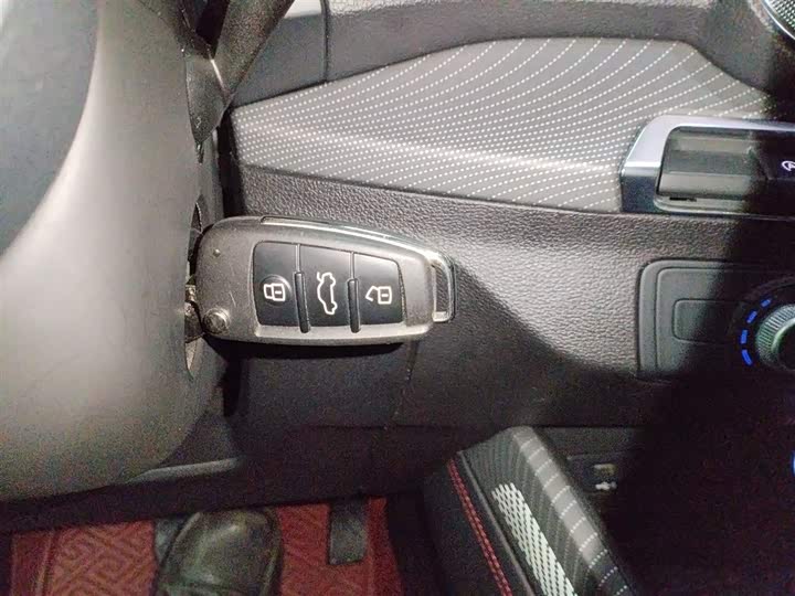 Фото 9 - Audi Q2L