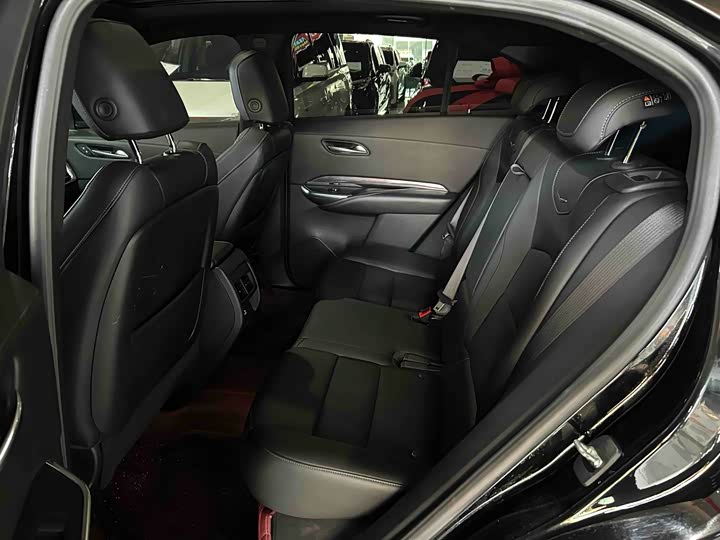 Фото 8 - Cadillac XT4