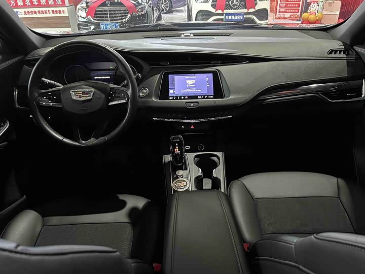 Фото 9 - Cadillac XT4